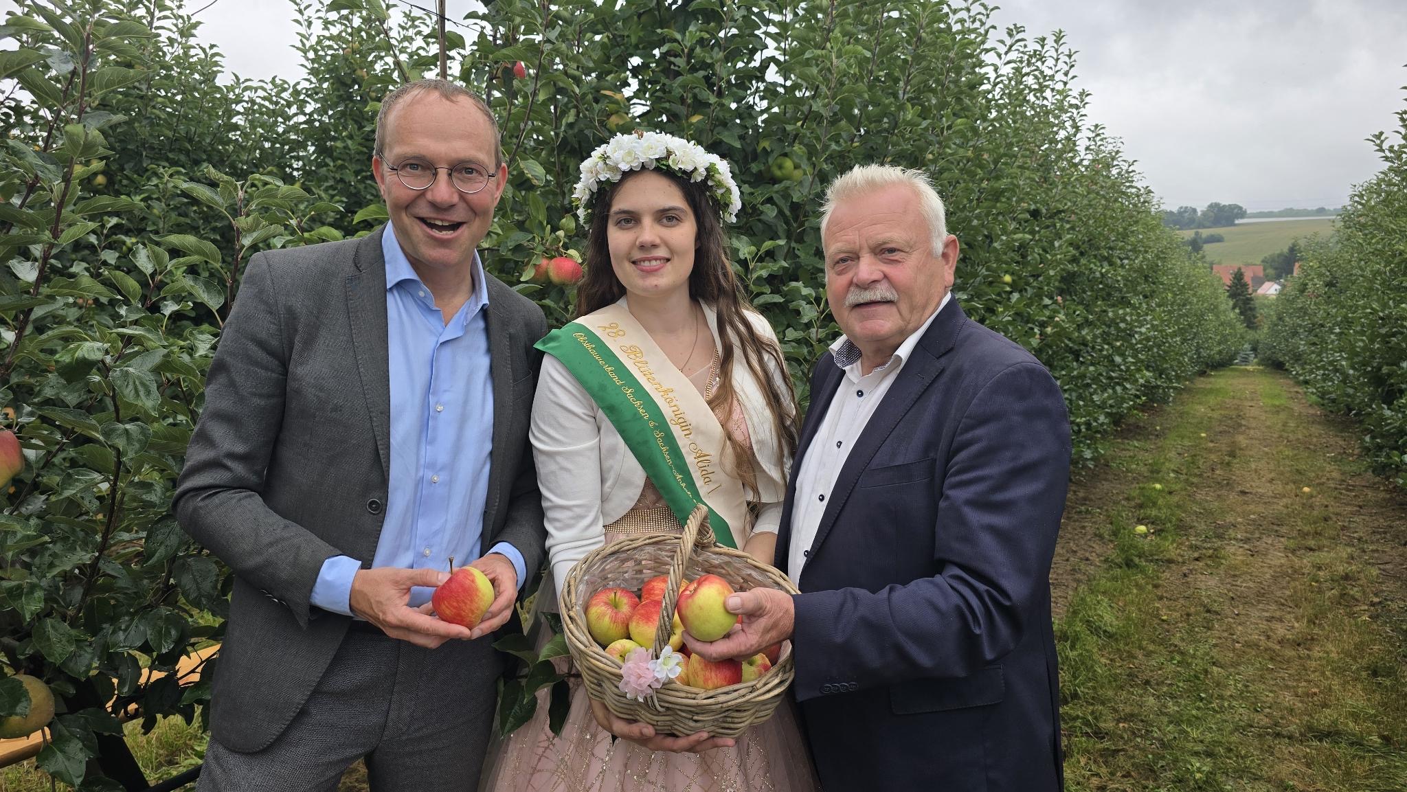 Wolfram Günther mit Blütenkönigin und Präsident Geithel