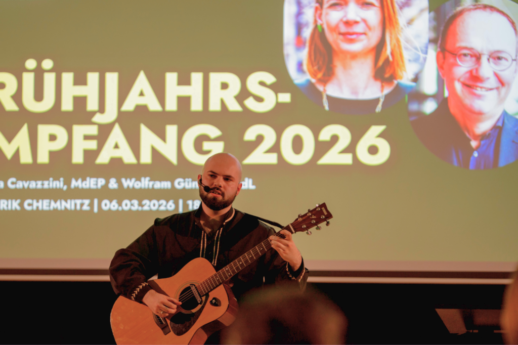 Musiker Vadym Maievskyi ist mit Gitarre auf der Bühne