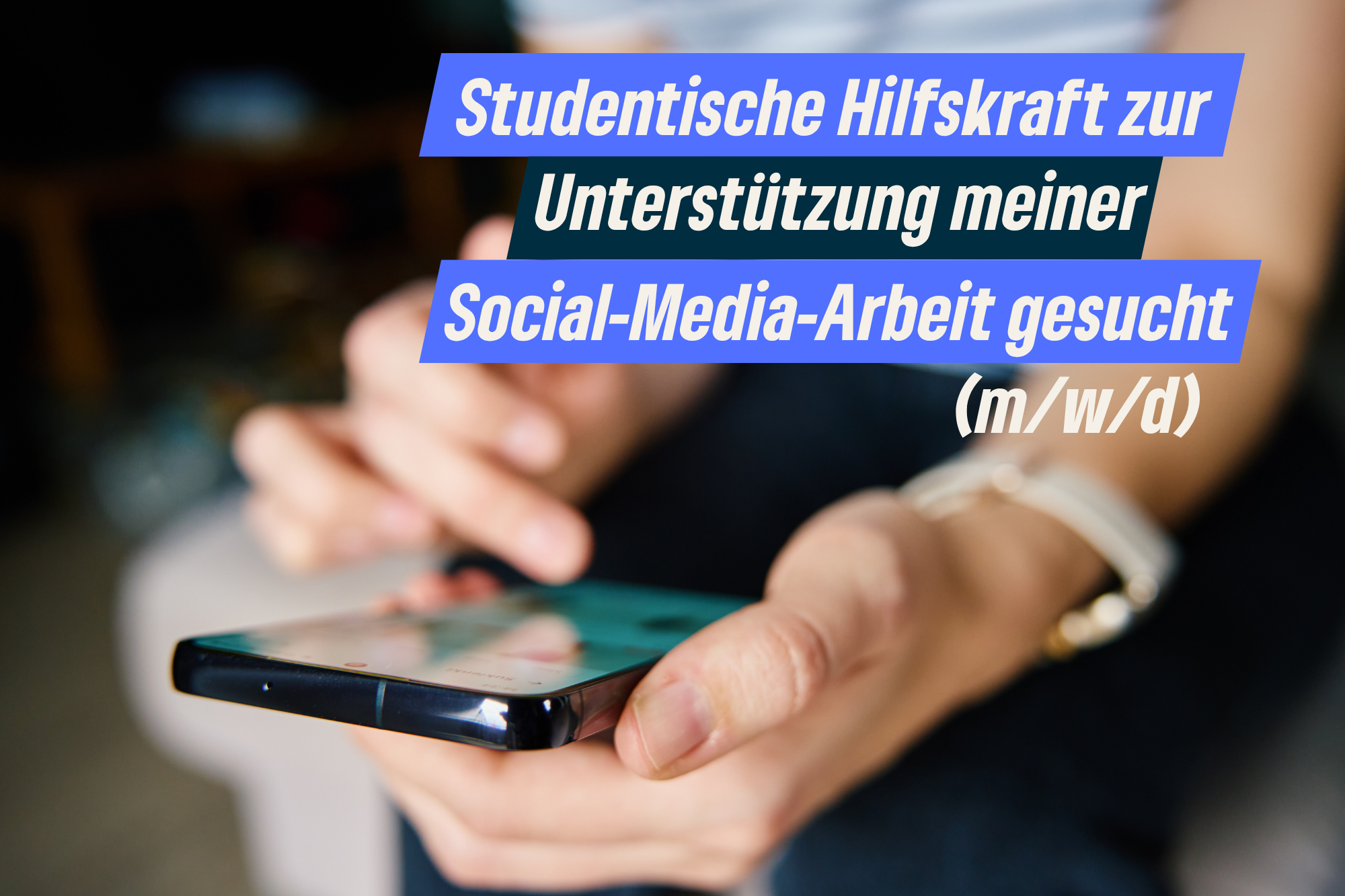 Eine Person hält ein Handy in der Hand, Text: Studentische Hilfskraft zur Unterstützung meiner Social-Media-Arbeit gesucht (m/w/d)